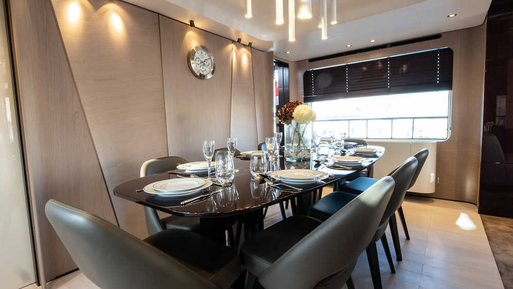 Dinett table in salon