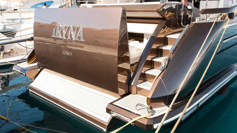 Pivoting swimming platform