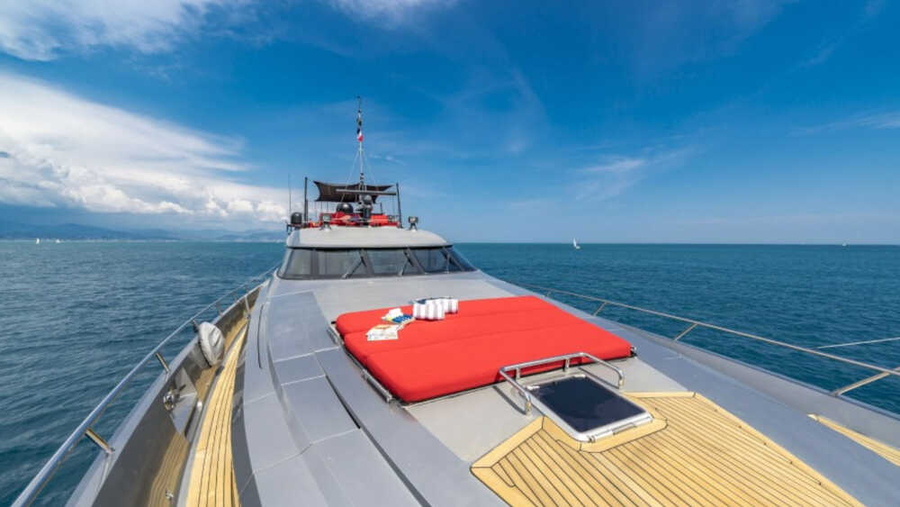 Sunbathing area on bow