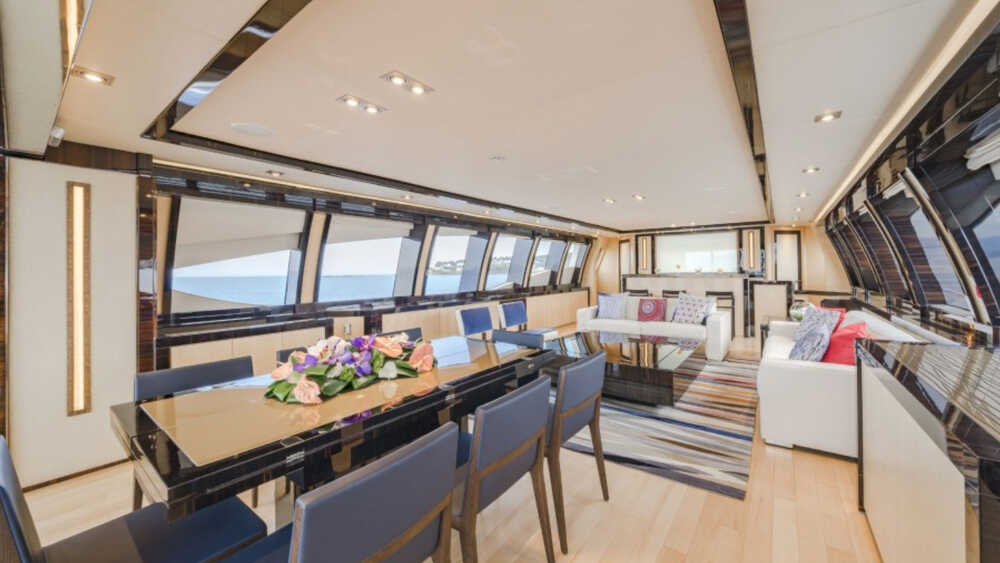 Dinette in main salon 