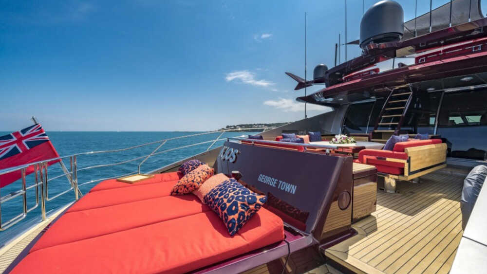 Sunbathing area in aft cockpit 