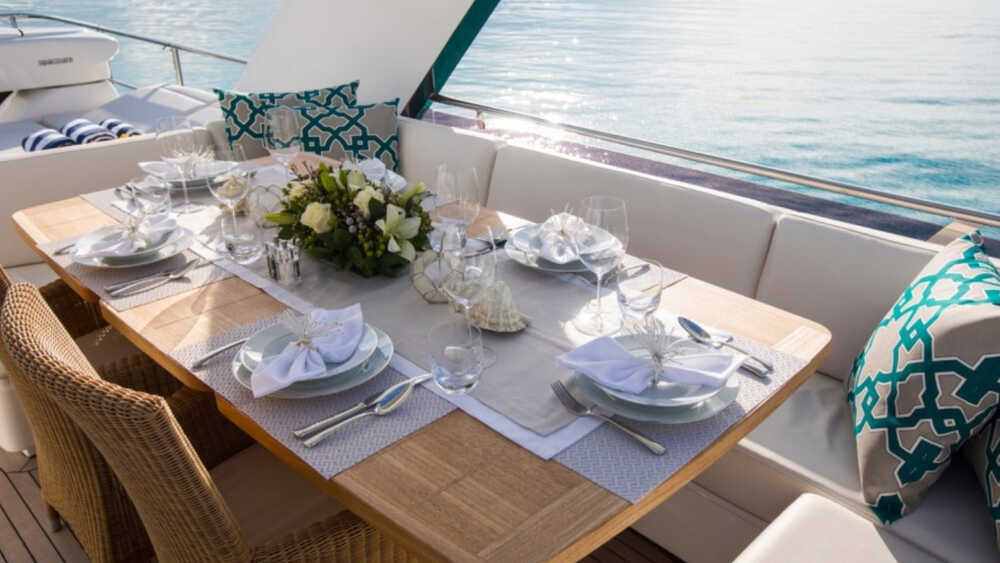 Dining area on the flybridge 