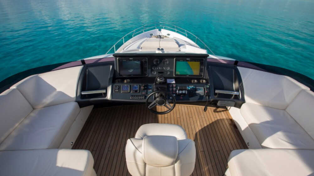 Helm station on flybridge 