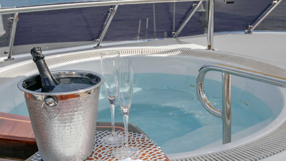 Jacuzzi on the sundeck 