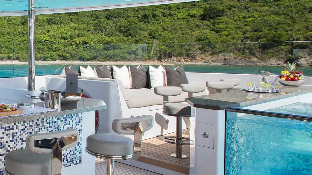 Jacuzzi on the upper deck 