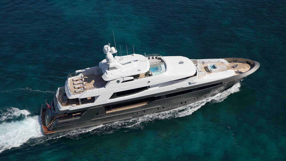 The exterior of the yacht MUCHOS MAS