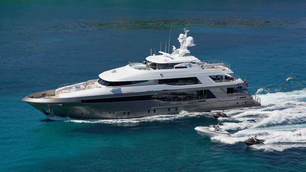 The exterior of the yacht MUCHOS MAS
