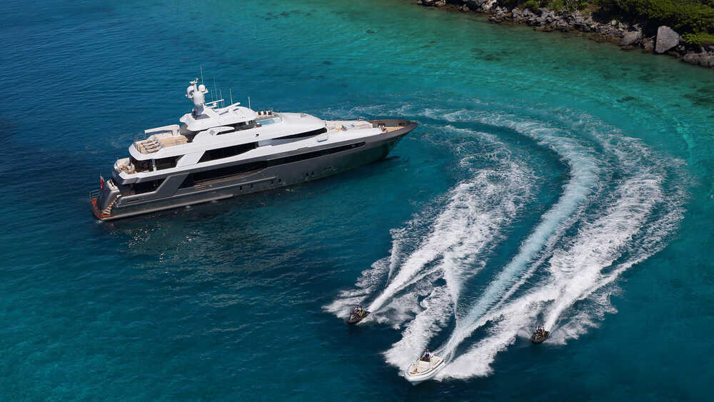 The exterior of the yacht MUCHOS MAS