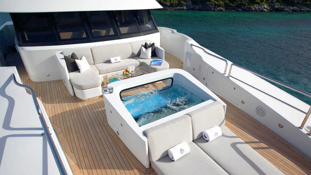 Jacuzzi on the upper deck 
