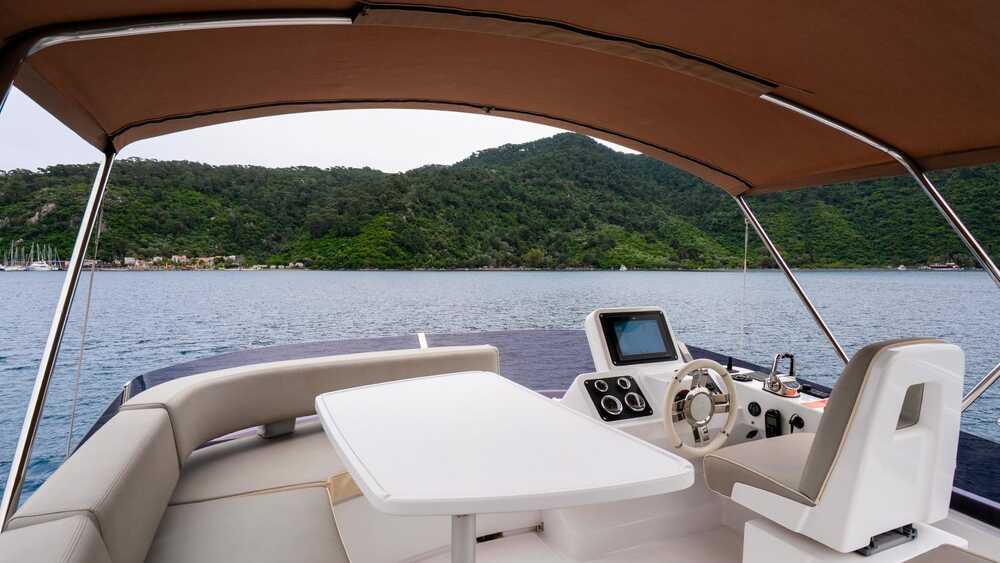 Helm station on flybridge