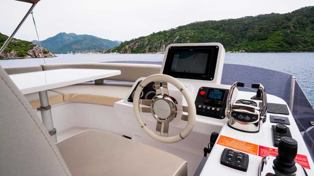 Helmstation on flybridge 