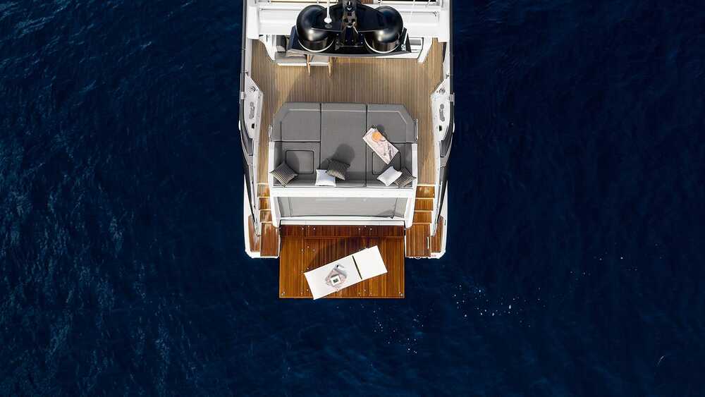 Aft sunbathing area
