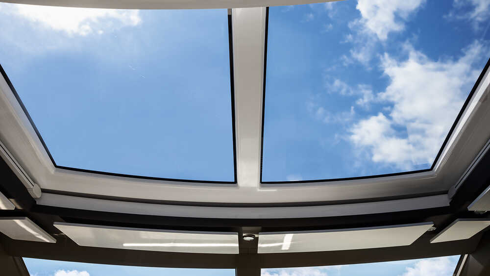 Hard top with sliding section ( only for the yacht version Coupe)