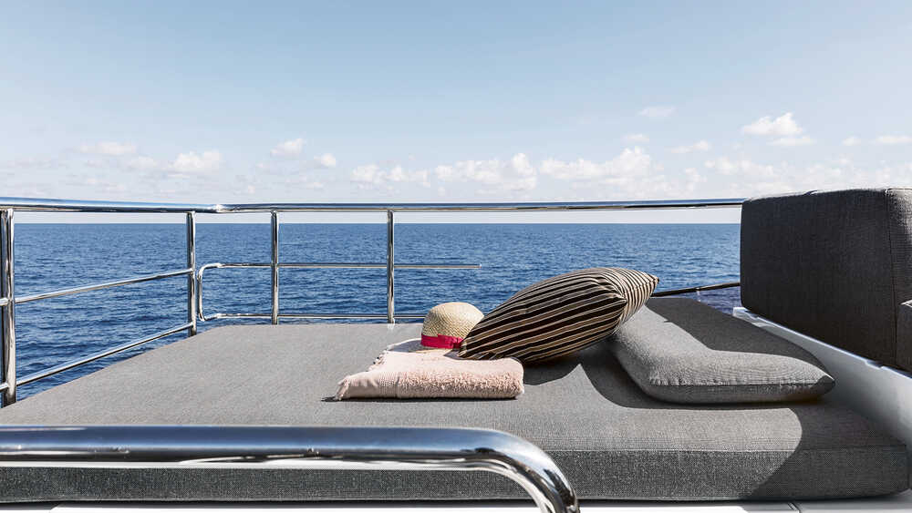 Sunbathing area on aft flybridge