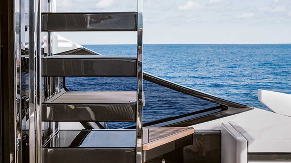 Steps from cockpit to flybridge