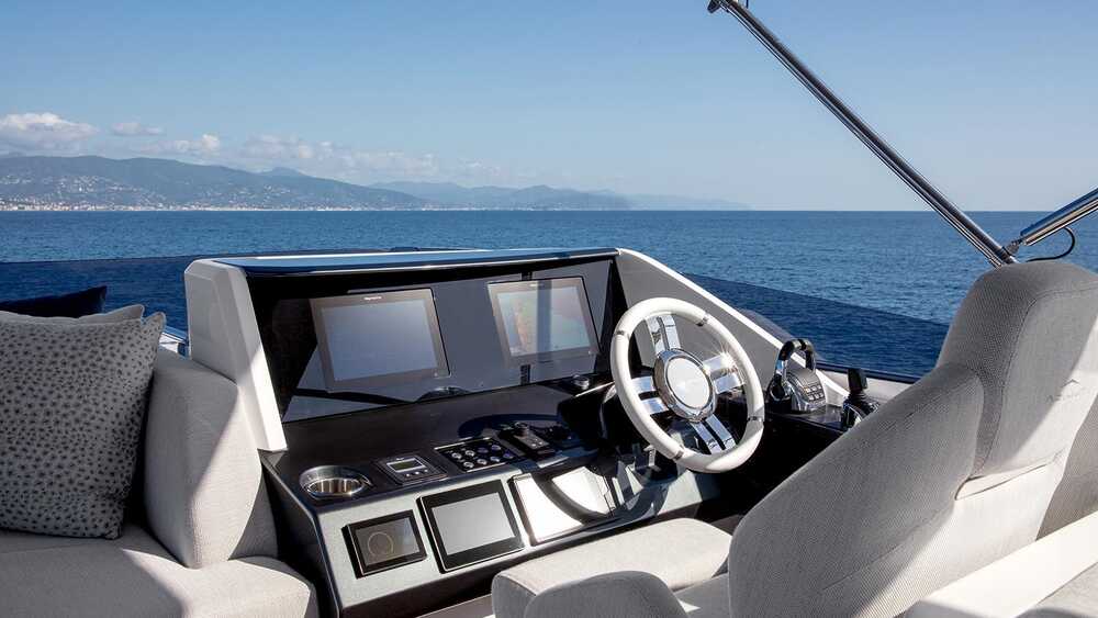 Helm station on flybridge