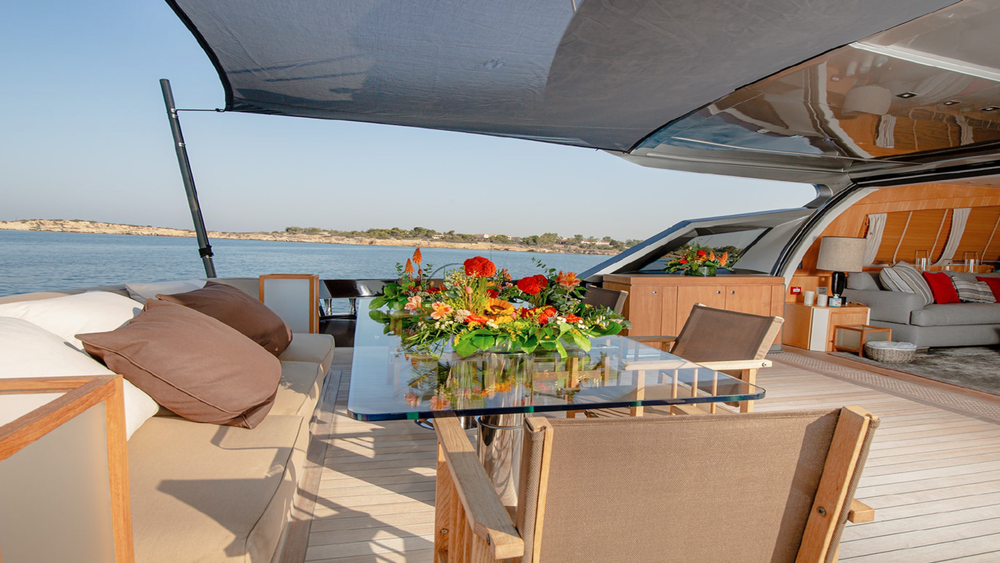 Dining area on the cockpit