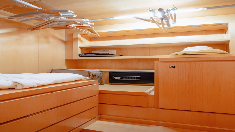 Walk in closet master cabin