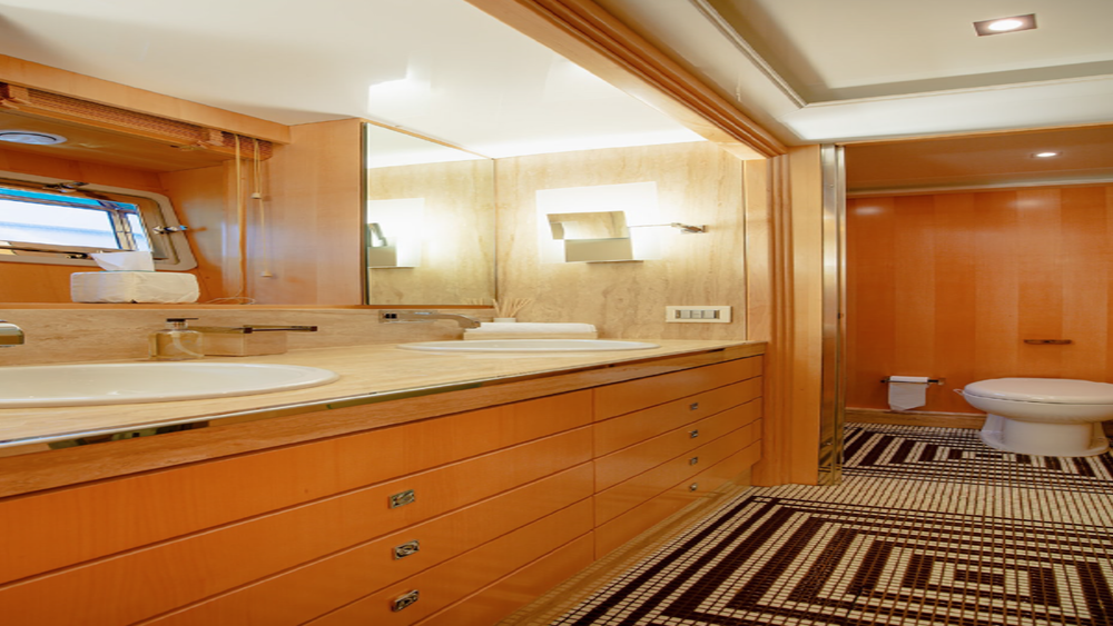 Mastercabin bathroom