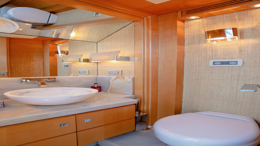 Mastercabin bathroom