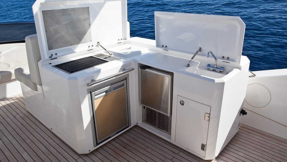 Wet bar on flybridge