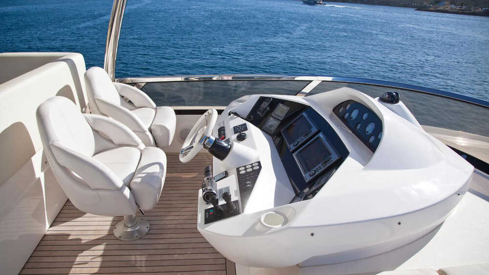 Helm station on flybridge