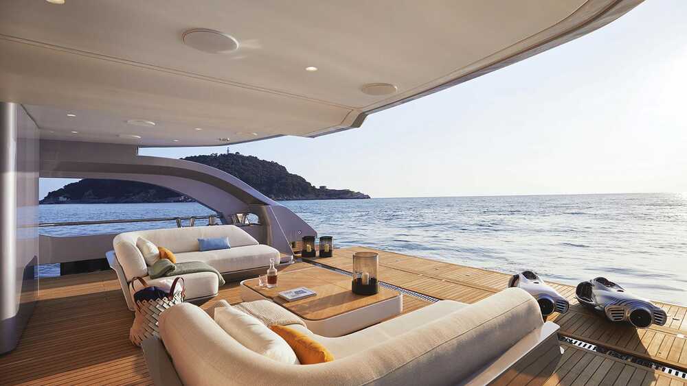 Beach club on aft