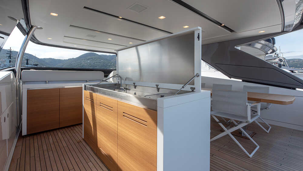 Bar on flybridge