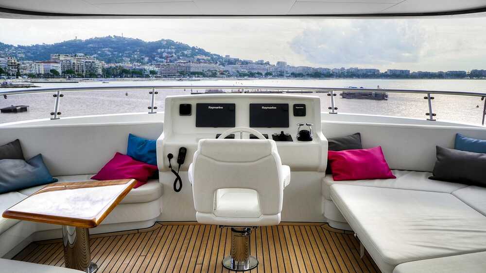 Helm station on flybridge