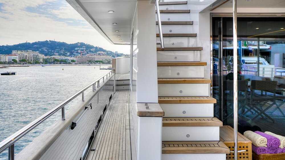 Steps to flybridge | Side deck