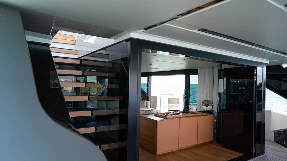 Access to main salon with folding balcony