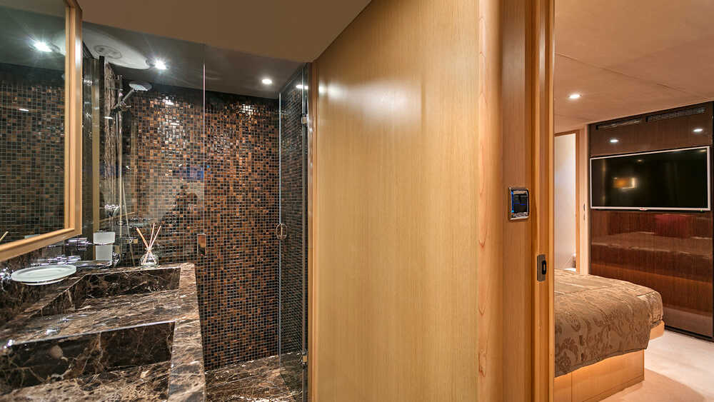 Master cabin head