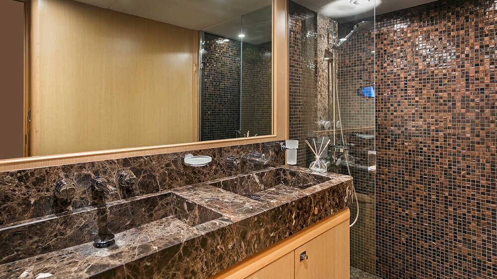 Master cabin head
