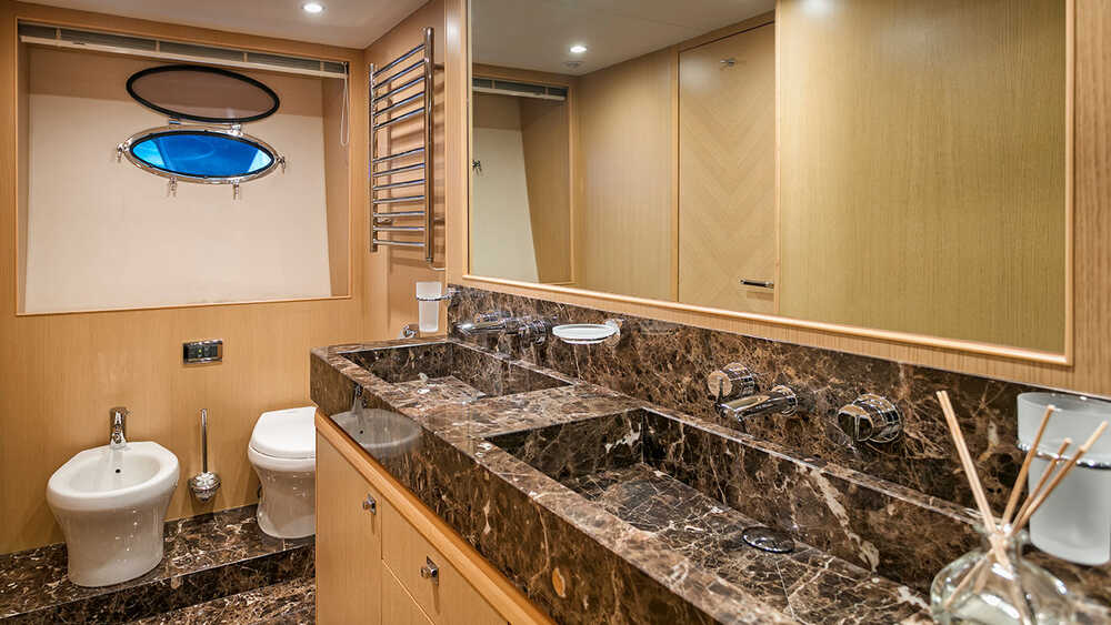 Master cabin head
