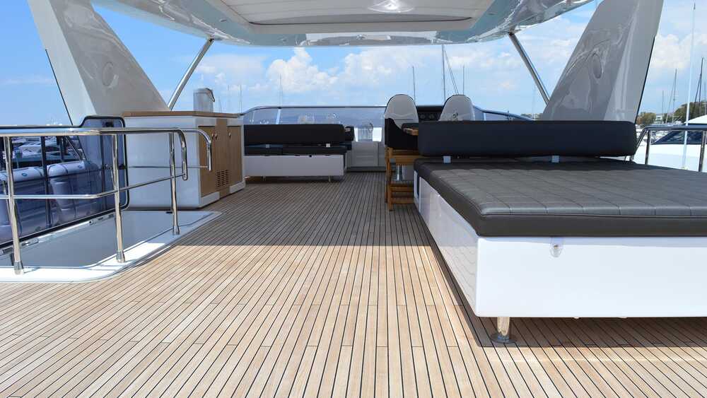 Sunbathing area on aft flybridge