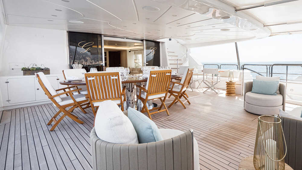 Upper deck cockpit