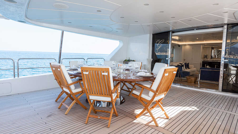 Upper deck cockpit