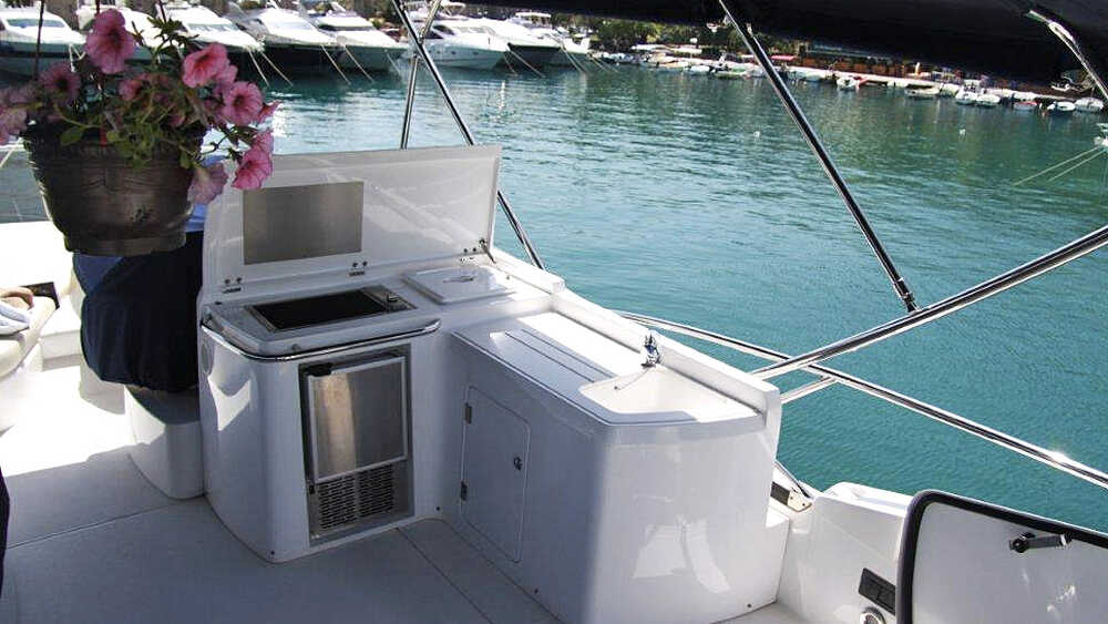 Wet bar with BBQ on fly