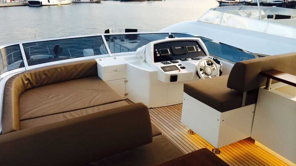 Helm station on flybridge