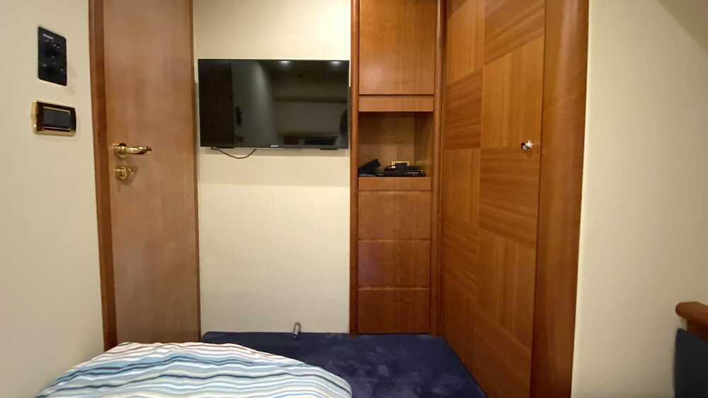 Guest cabin