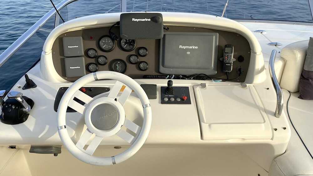 Helm station on flybridge