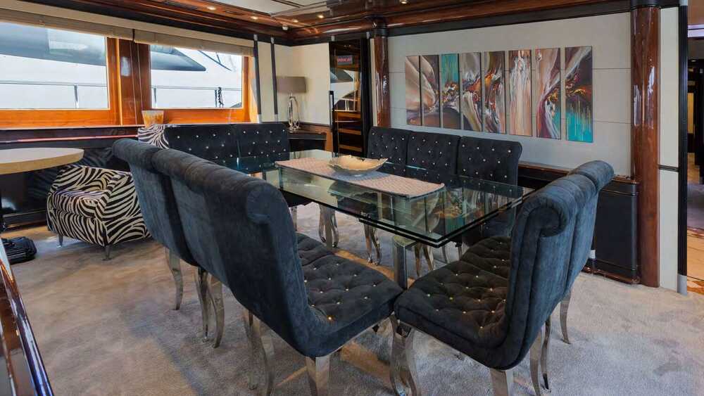 Dining area in the saloon main deck