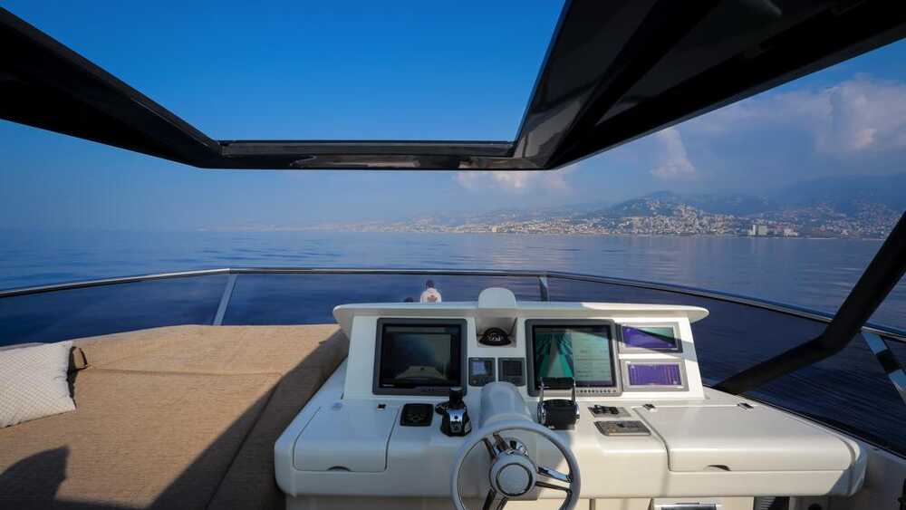 Helm station on flybrige