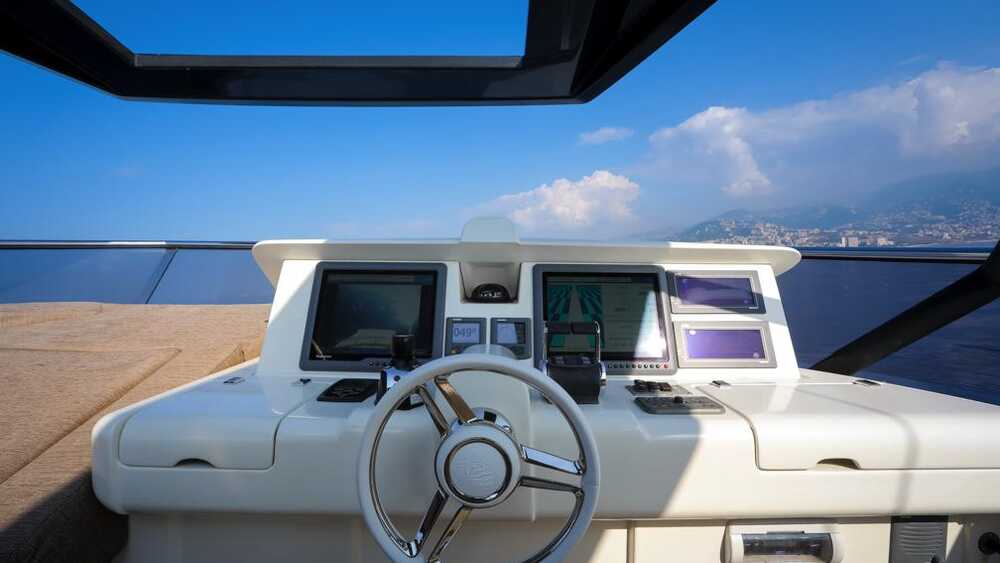 Helm station on flybrige