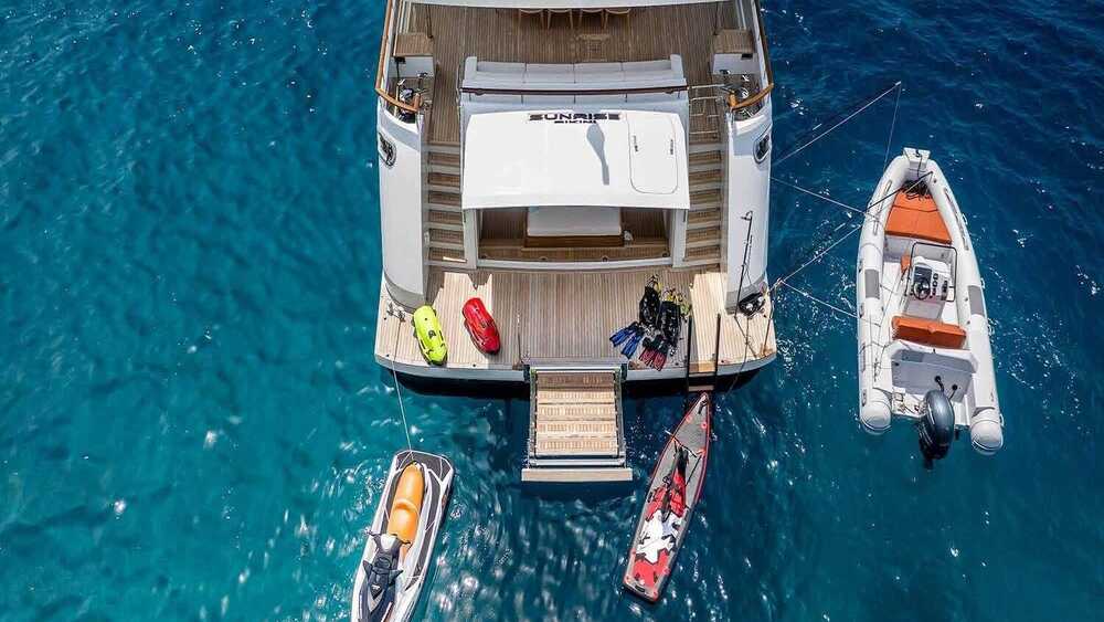 Beach club in the stern