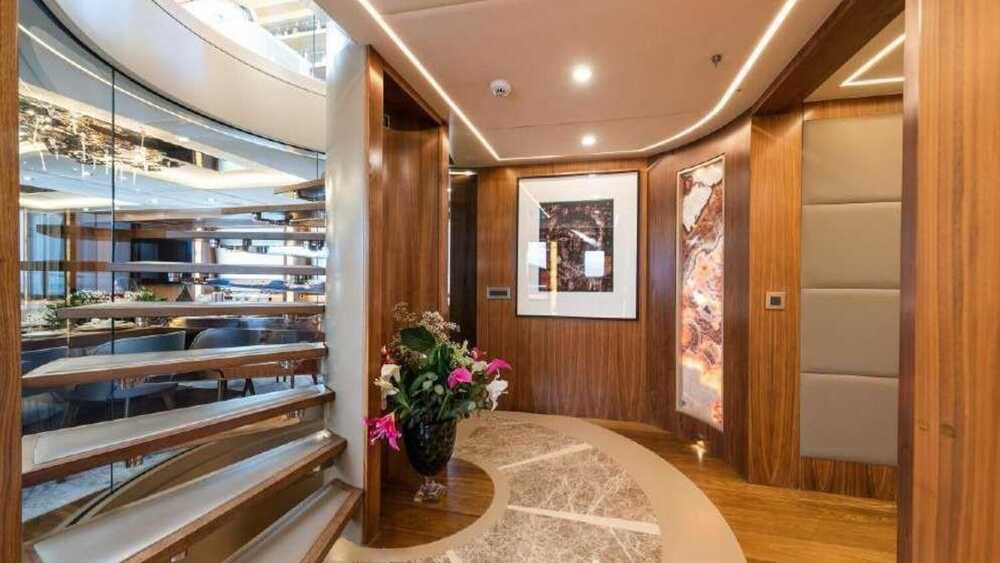 Staircase to the upper deck