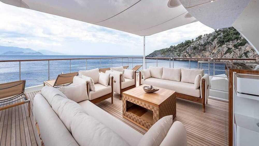 Lounge area in cockpit area on upper deck