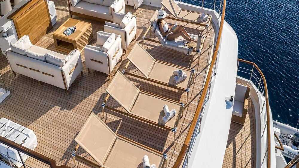 Sunbathing area on cockpit on upper deck