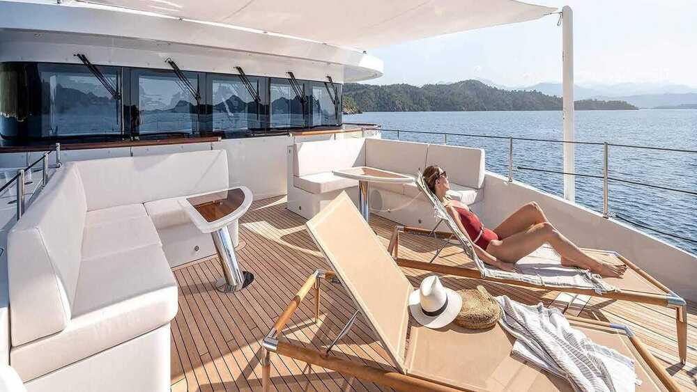 Sunbathing area in the bow on upper deck