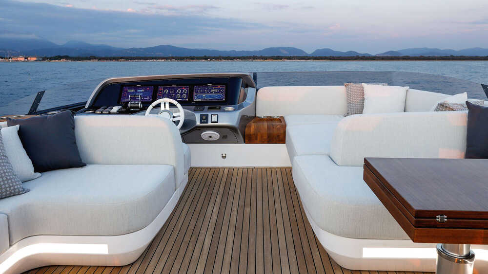 Helm station on flybridge